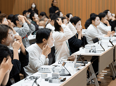 シートマスクを試す学生たち