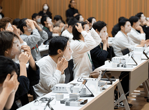 シートマスクを試す学生たち