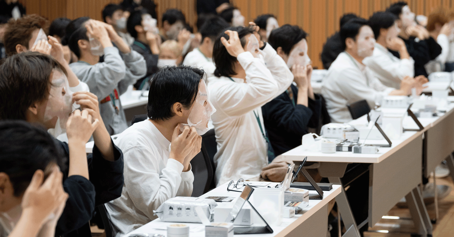 シートマスクを試す学生たち